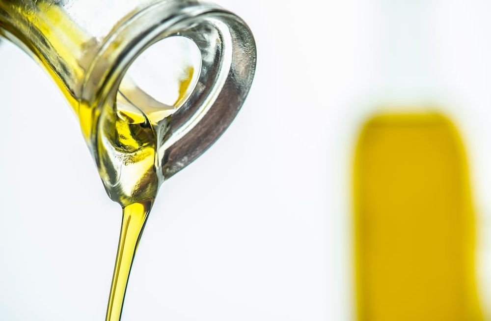 El producto carecía de registro sanitario de establecimiento y producto, además de presentar un etiquetado incorrecto que exhibía números de registros dados de baja y pertenecientes a otra empresa.