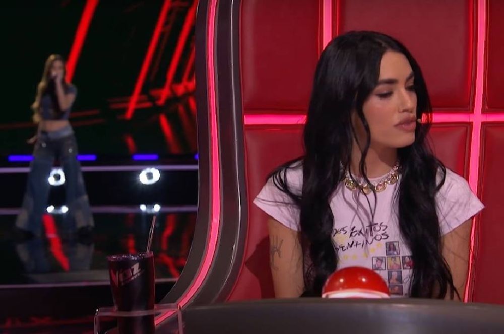 Una fanática de Lali cantó 2 son 3 en La Voz Argentina.