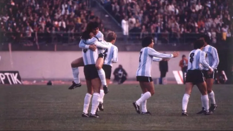 Diego Maradona festejando uno de sus goles con la Selección Argentina ante Austria en 1980.
