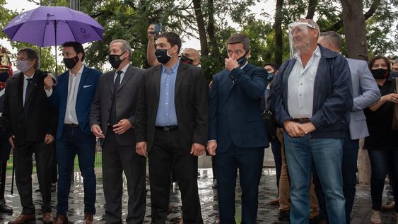 Abren el paraguas. “Mientras menos elecciones, mejor”, dice el peronista Félix. En la foto, acompañado por pares radicales. Foto: Orlando Pelichotti