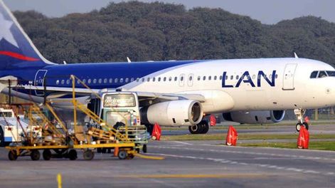 Se puede llegando a territorio chileno a través de sus cuatro aeropuertos internacionales.