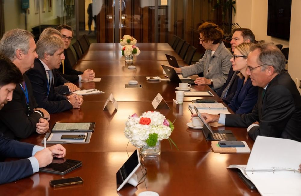 El ministro de Economía, Luis Caputo, inició hoy  una serie de reuniones con representantes de organismos internacionales, y en uno de esos encuentros, el Banco Mundial (BM) le desembolsará nuevos créditos por US$ 2.000 millones. (Foto: Twitter).