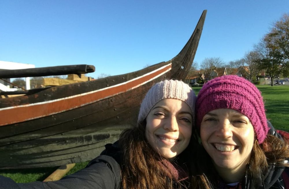 Carolina Fantozzi (izq.), la mendocina que es guía turística entre barcos vikingos y la cuna de la historia de Dinamarca. / Gentileza: Carolina Fantozzi.