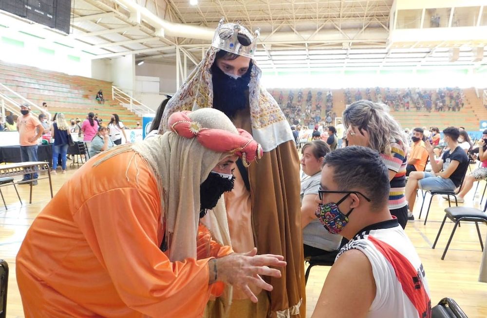 Se disfrazaron de Reyes Magos para contener a los niños en los centro de vacunación de Palmira y San Martín