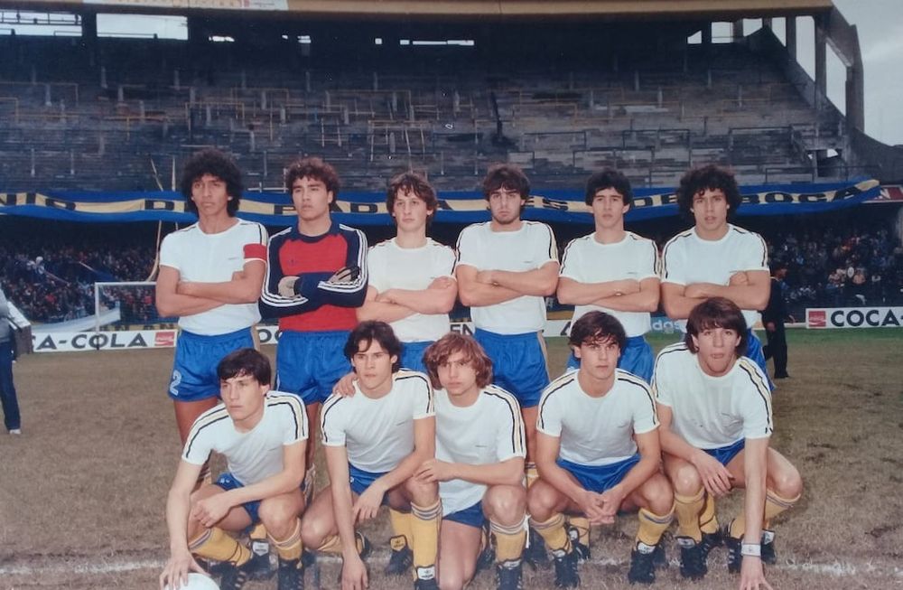 Atlanta jugó con camisetas oscuras y obligó a Boca a usar camisetas claras y con números con fibrón.