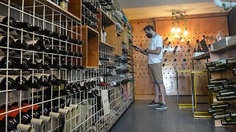 El mercado superó los cinco meses de stock y el Banco de Vinos quedó habilitado para salir a retener una parte de la producción. / Foto: Nicolas Rios