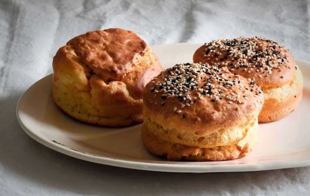 Esta receta rinde para 6 porciones y sus pasos son varios pero sencillos que dejan como resultado un pan tierno y saludable.