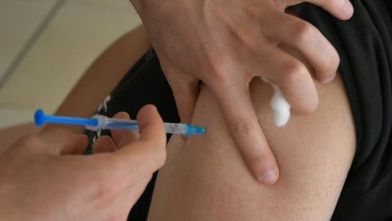 La mujer fingía que les aplicaba la vacuna y les daba el certificado de vacunación a cambio de 400 euros. - Imagen ilustrativa / Los Andes