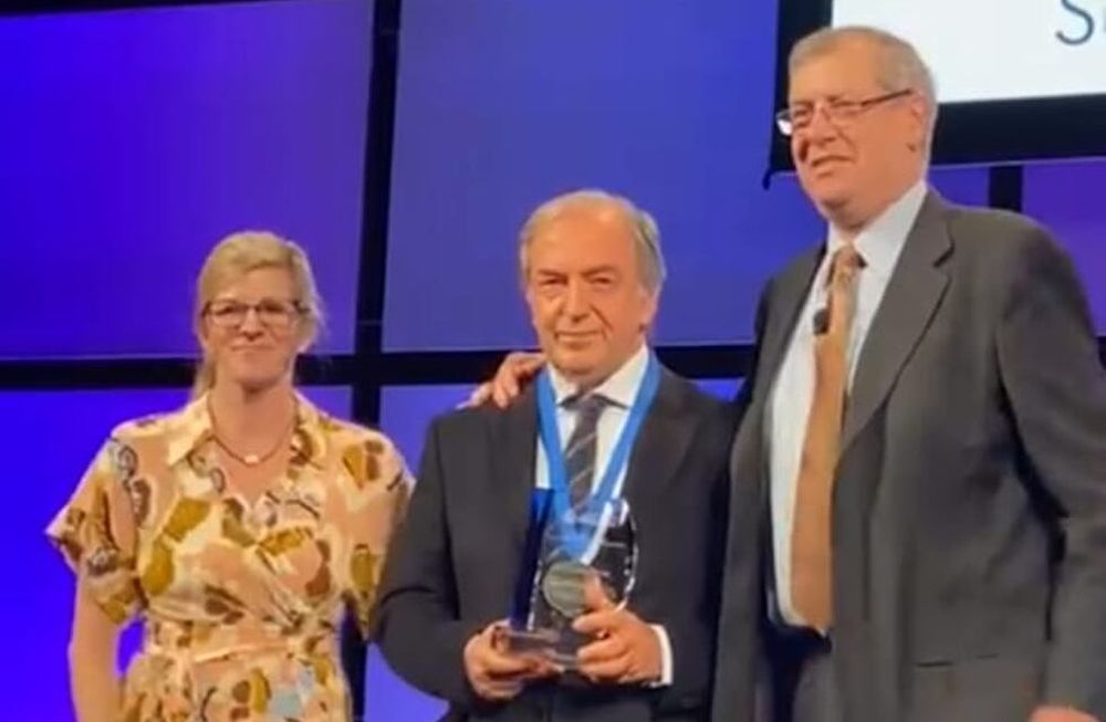 Roberto Zaldivar recibió uno de los máximos reconocimientos de la oftalmología mundial en Estados Unidos.