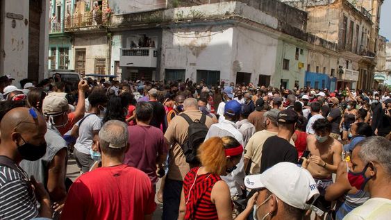 Cientos de manifestantes salieron a las calles en varias ciudades de Cuba para protestar contra la actual escasez de alimentos y los precios elevados de los productos. (AP)
