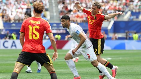 Mundial 2026. Mehdi Taremi capitán de Irán&nbsp; y Alexis Saelemaekers de Bélgica en acción durante un partido de la Copa del Mundo de la 2026&nbsp;