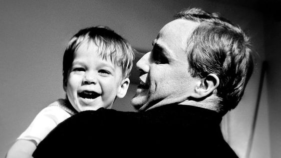 Marlon Brando y su pequeño hijo, Christian Brando. Tras una dura infancia en medio de la hostilidad de sus padres, Christian fue condenado a prisión por el asesinato de su cuñado. Tiempo después su hermanastra se quitó la vida, mientras que Christian falleció en 2008 y con 49 años. Foto: Twitter.