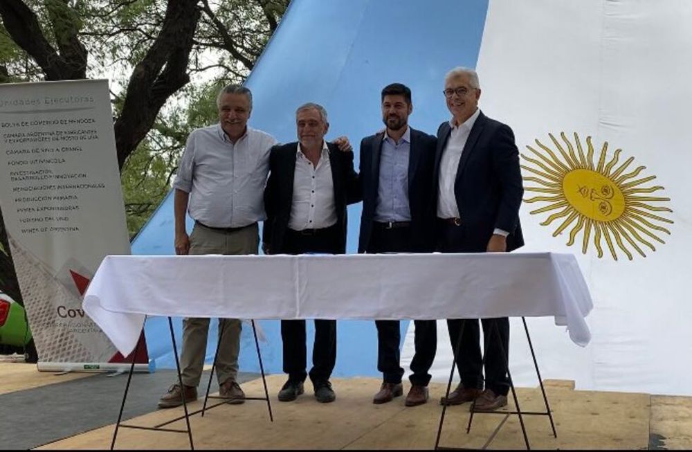 En el INTA se firmó un convenio para que en todos los oasis del país se pueda acceder a los servicios de internet, telefonía fija y móvil, radio, postales y televisión. Foto: Gentileza Acovi