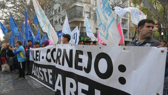 Protestas de agrupaciones sociales y partidos de izquierda contra el presidente Javier Milei en las afueras del hotel en Mendoza donde se desarrolla la 45° Convención Anual del IAEF. Foto: Marcelo Rolland / Los Andes