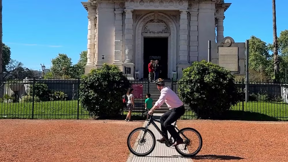 David Cairns visitó Recoleta, destacando su entusiasmo por explorar la ciudad en bicicleta