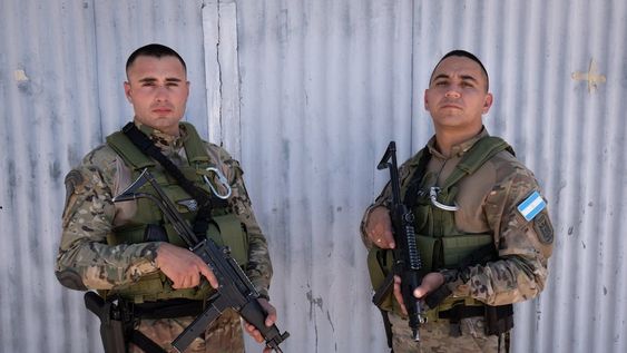 Brian Mañas y Jonathan Miranda finalizaron el curso del BOPE, fuerza a la que ahora también pertenecen. Compartirán con sus compañeros los conocimientos adquiridos. | Foto: Ignacio Blanco / Los Andes