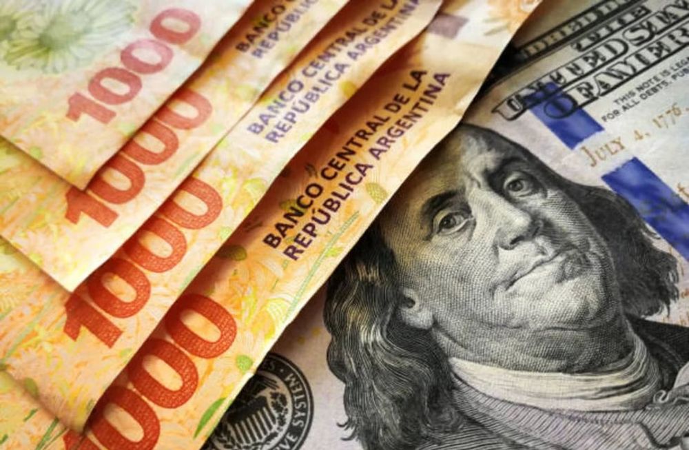 Bancos extranjeros de inversión esperan que haya una devaluación del peso argentino frente al dólar a fin de año.
