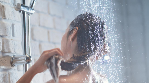 por que los peluqueros recomiendan lavarse el pelo por la noche: una explicacion sencilla