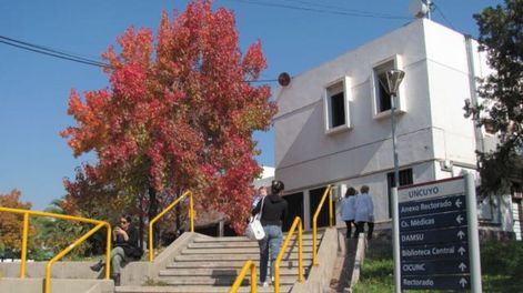 El desafío de estudiar y trabajar: lo hace la mitad de los alumnos universitarios en Mendoza