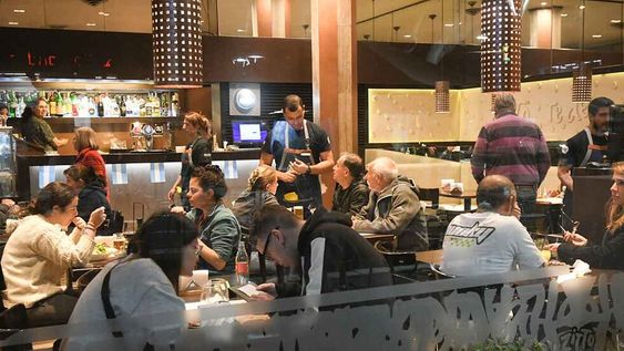 Entre junio de 2022 y el mismo mes de 2023, el sector de Servicios de alojamiento y servicios de comida tuvo un incremento del 14% en el número de empresas con trabajadores formales. Foto: José Gutierrez / Los Andes