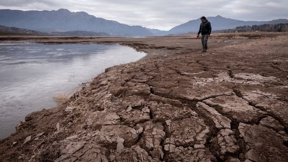 Crisis HídricaEl dique Potrerillos llegó a la mitad de su vida útil y tiene uno de los niveles de agua más bajos para esta fecha.Foto: Ignacio Blanco / Los Andes