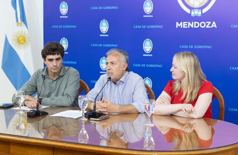 El gobernador Alfredo Cornejo (centro); la vicegobernadora Hebe Casado; y el ministro de Gobierno, Natalio Mema (izquierda). Foto: Prensa Gobierno de Mendoza.