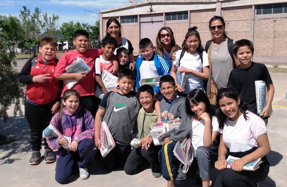 Todos los alumnos de 4º y 5º grados de la escuela Nº 1-191 “Julio Leónidas Aguirre”, de Godoy Cruz, acompañados por sus docentes, Paola Pérez y Patricia Aguirre.