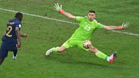El francés reveló el trauma que le dejó la atajada de Dibu Martínez en la final del Mundial. / EFE