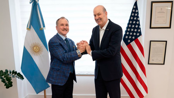 Peter Lamelas junto a Federico Sturzenegger.