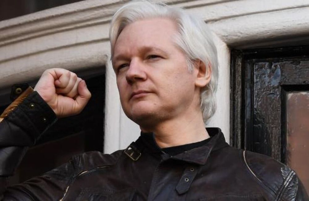 Assange ahora es ecuatoriano, igual Londres no lo deja salir