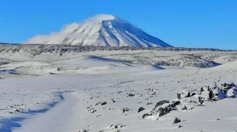 Los Andes | El impactante paisaje de La Payunia cubierta de nieve y que la hace ver como una postal del espacio. Foto: Gentileza Guardaparque Jimena Martíjez Chaves