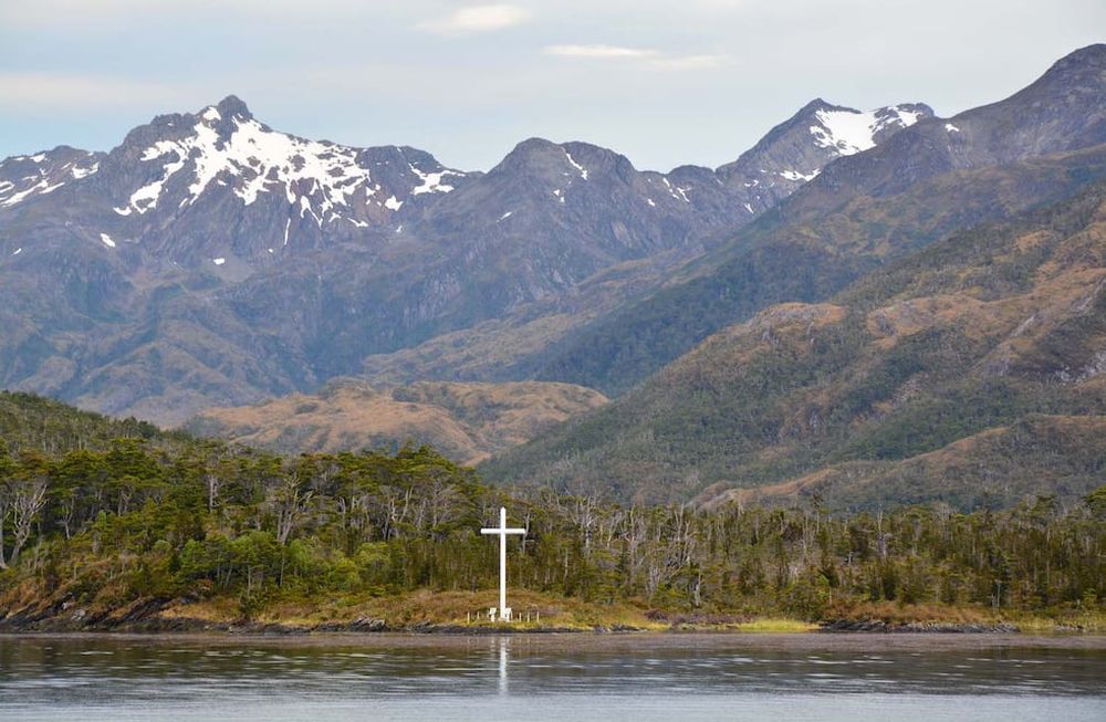 Monumento erigido por el pueblo de Chile en la costa de la bahía Fortescue al conmemorar los 500 años del cruce del estrecho por la expedición de Fernando de Magallanes. Algunos de los cipreses allí presentes tienen edades superiores a los 600 años, indicando que ya existían cuando Magallanes caminó por las costas de esta bahía.