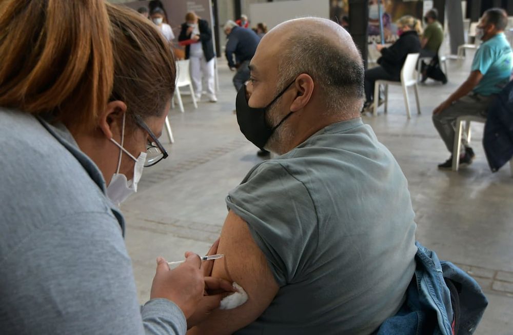 Hace algunos días, las personas obesas y trabajadores de la salud de mas de 30 años recibieron la vacuna rusa en la Nave Cultural del Parque Central. Foto: Orlando Pelichotti / Los Andes