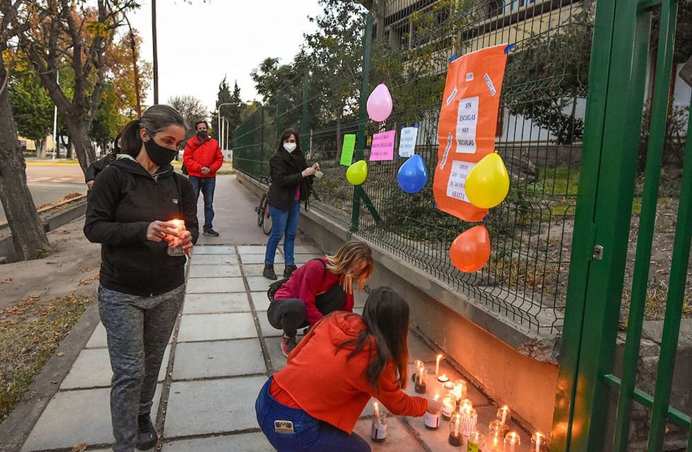 Ya desde los días de las restricciones por la pandemia, padres autoconvocados, alumnos y docentes vienen pidiendo por más días de clases. En la imagen, una manifestación de 2021 en el Colegio Magisterio.