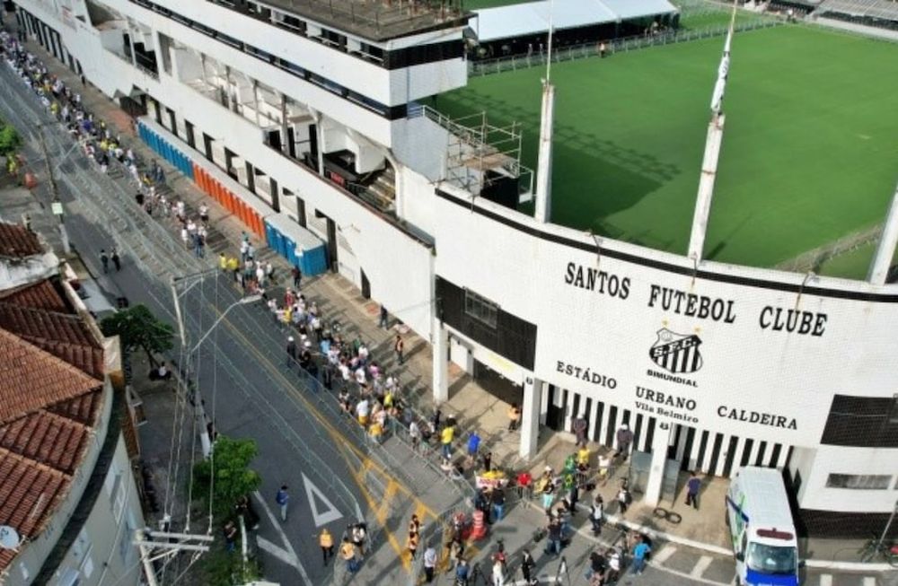 Cientos de fans despiden a Pelé, leyenda brasileña en el estadio de Santos.