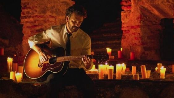 Cinco mil velas y 150 mil espectadores: cómo fue el impresionante show de Ricardo Arjona por streaming