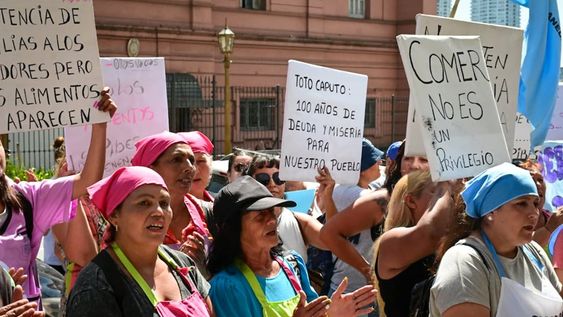 La organización social marchó al Ministerio de Economía y también en el ingreso al country donde vive Luis Caputo. Foto: Barrios de Pie.