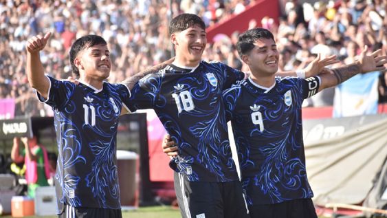 Argentina derrotó a Uruguay en Rosario y llegará a la última fecha del Grupo B con posibilidades de avanzar a las semifinales.