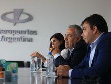 El gobernador, junto al intendente de Las Heras y la titular del Emetur, se reunió con autoridades de Aeropuertos Argentina para hablar de las obras en el Aeropuerto El Plumerillo.