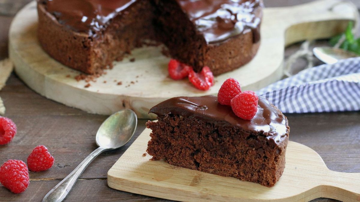 Receta sin harina ni azúcar: cómo hacer una torta de chocolate sin gluten y con solo 3 ingredientes
