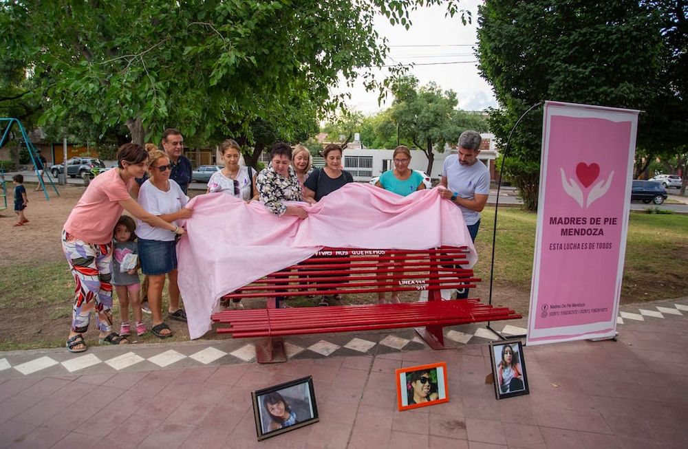 Vecinas, vecinos y autoridades municipales instalaron un banco rojo en la plaza Matons