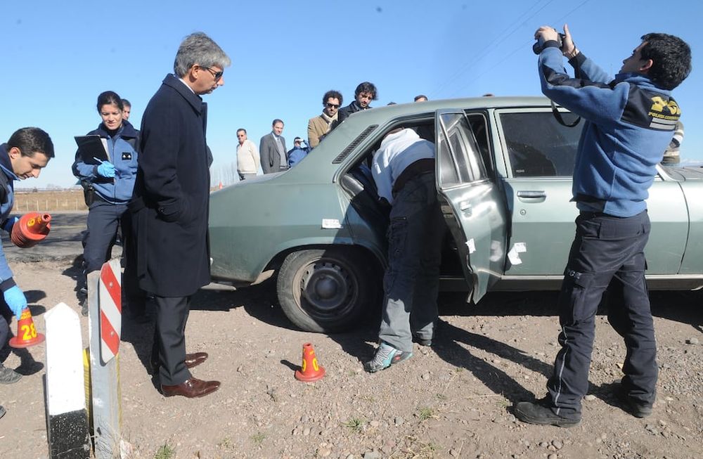 El juez federal Walter Bento supervisó a peritos en el auto de la víctima en la ruta7. / Los Andes