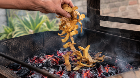 tirar cascaras de papa sobre las brasas del asado: cuando hacerlo y por que