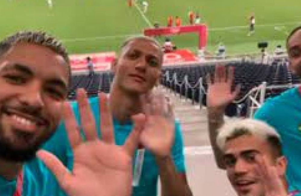 Adios, hermanitos, se burlaron los brasileños, quienes estaban presentes en el estadio observando el partido entre Argentina y España. / Gentileza.