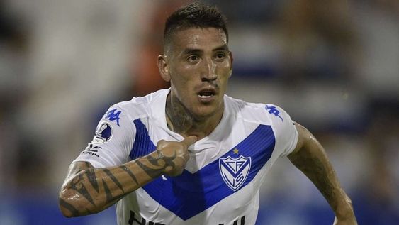 El jugador estuvo menos de diez minutos en la cancha y se retiró con una actitud llamativa. / Gentileza