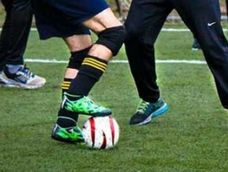 Las lesiones derivadas de actividades recreativas, como el fútbol con amigos, tendrán un impacto en el salario, según establece la reforma laboral.&nbsp;