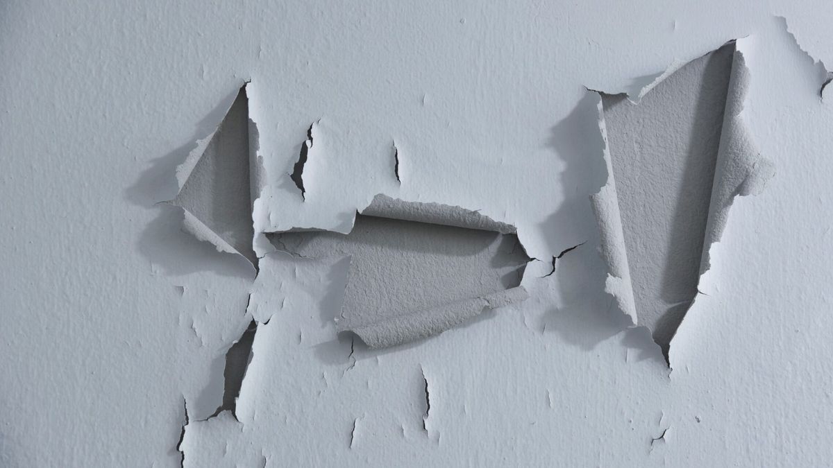 Qué puedo hacer para revivir una pared con pintura saltada vieja