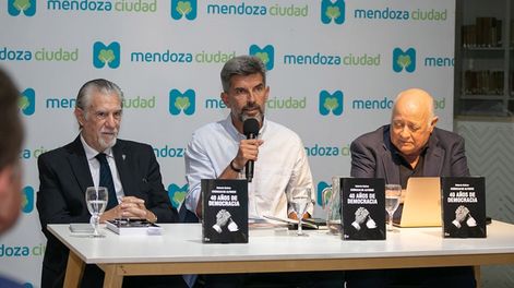 Los Andes | Este viernes, el intendente de la Ciudad de Mendoza, Ulpiano Suarez presentó, junto a Federico Storani, exministro del Interior y exdiputado nacional, el libro “40 años de Democracia, Crónicas de Alfonso”, del periodista Roberto Suárez.