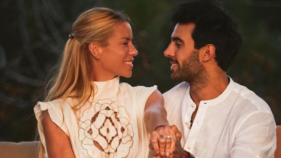 Nicole y Manu Urcera se comprometieron en una fiesta sorpresa