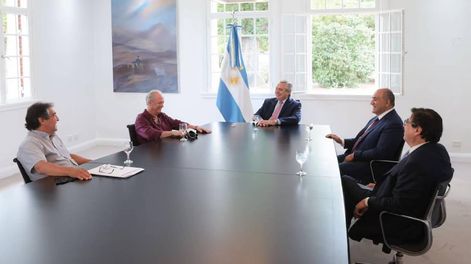 Los Andes | El Jefe de Estado oficializó el anuncio durante una reunión que mantuvo con el Jefe de Gabinete, Juan Manzur, el ministro de Trabajo, Claudio Moroni, y los secretarios generales de UPCN, Andrés Rodríguez, y de ATE, Hugo Godoy.